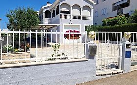 Cosy Villa Near The Beach